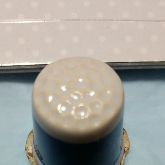 Vintage Busch Gardens Ceramic Thimble NWT - Picture 2 of 7